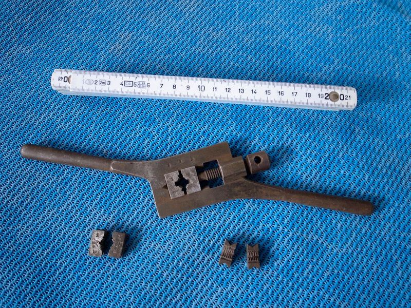 Das Whitworth-Gewinde, auch als Zoll-Gewinde bezeichnet, ist nach Sir Joseph Whitworth benannt, der es 1841 einführte. Es wurde das erste genormte Gewinde der Welt. In Deutschland war dieses Gewinde lange Zeit als DIN 11 und DIN 12 genormt. Es wird heute noch als British Standard Whitworth (BSW) und British Standard Fine (BSF) in Großbritannien und als British standard pipe thread (BSP) (Whitworth-Rohrgewinde) auch auf dem europäischen Festland angewendet. In Deutschland ist es noch als Rohrgewinde im Gebrauch. (Bild: Schräge Schneidkluppe für Whitworth-Gewinde / M_H.DE / CC BY-SA 3.0)