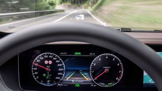 Demnächst soll ein spezielles Tiefenradar bei der Orientierung helfen.  (Daimler)