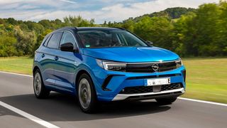 Seit gestern rollt die vollelektrische Version des Opel-SUV Grandland in Eisenach als Probeversion vom Band. Die Fertigung des Fahrzeugs wird nun hochgefahren. Das freut auch die Belegschaft am Standort ... (Bild: Opel)