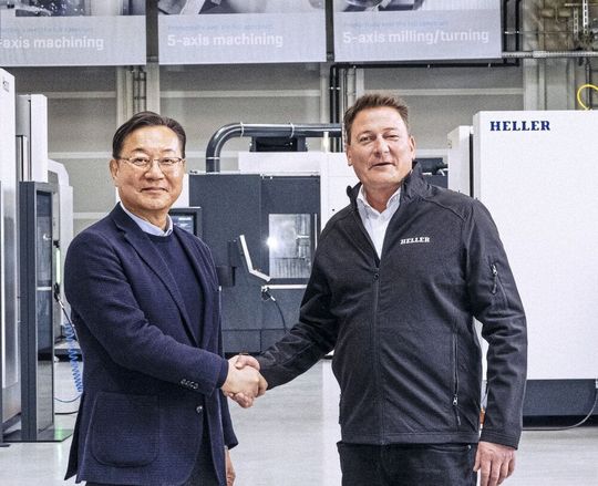 Won-jong Kim, CEO von DN Solutions, und Dr. Thorsten Schmidt, CEO der Heller Group, sind sich einig: «Diese strategische Partnerschaft stärkt die Position beider Unternehmen in der Präzisionstechnik.»(Bild:  DN Solutions)