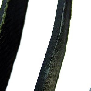 Bild 1: Gummierte Hochleistungsgewebe aus Aramid (a) oder Vectran (b) verbessern die Stabilität von Carbonfasern in Verbundstrukturen. Anders als bei einer reinen CFK-Probe (c) führt eine Schlagbelastung nicht zum Bruch.