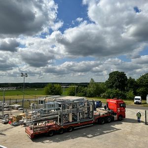 Vom Sattelschlepper ging es per Kran an den Standort auf dem Kavernenplatz von EWE in Rüdersdorf.(Bild:  Nadine Auras)