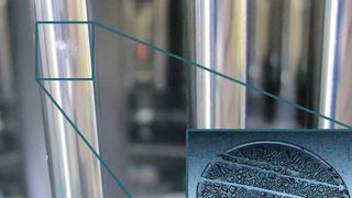Bild 1: Zylindrische Bauteile nach der Reinigung; diffuse Flecken zeigen unter dem Lichtmikroskop betrachtet eine detaillierte Struktur (siehe Insert). (Bild: Oerlikon)