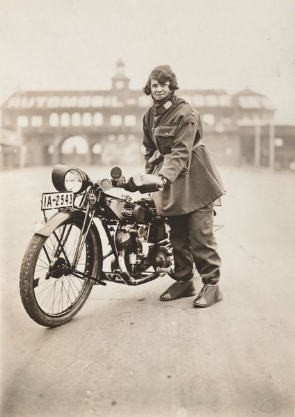 Ein Beispiel für frühes Sponsoring durch Continental: Die Motorradfahrerin Susanne Koerner vor dem Start ihrer Langstreckenfahrt Berlin-Birmingham auf der Berliner Rennstrecke „Avus“ am 1. Dezember 1926. (Bild: Continental AG)