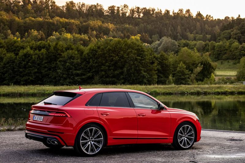 Mit 5,01 Meter ist der SQ8 etwas kürzer als sein größerer Bruder SQ7. (Bild: Audi)