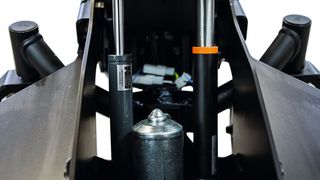 In Kooperation mit der Nold Hydraulik + Pneumatik GmbH integrierte Industrie-Gasdruckfeder von ACE (links) unterstützt die Hubkraft des elektrischen Liftmotors im Pflege- und Stehrollstuhl PR Biolution der Paravan GmbH. (Bild: PARAVAN GmbH)