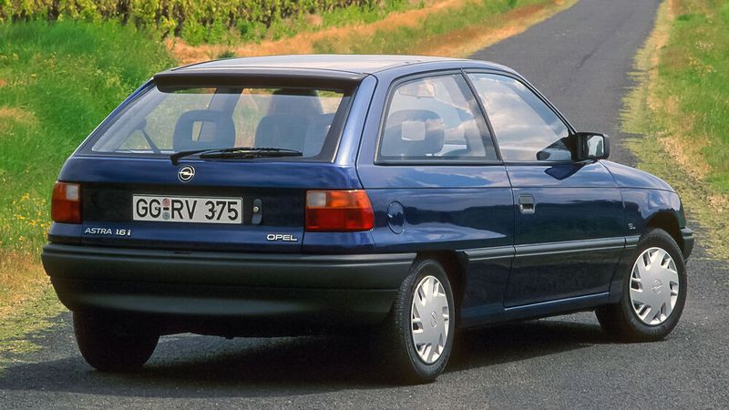 Der Astra F wurde von Sommer 1991 bis Frühjahr 1998 (Cabrio bis Anfang 2000) gebaut. Es entstanden 4,13 Millionen Einheiten, was das Modell zum meistverkaufte Opel-Modell macht. Für den mittelosteuropäischen Raum als „Astra Classic“ wurde der Astra F im polnischen GM-Werk Gliwice (Gleiwitz) noch bis Sommer 2002 hergestellt. (Bild: Opel GmbH)