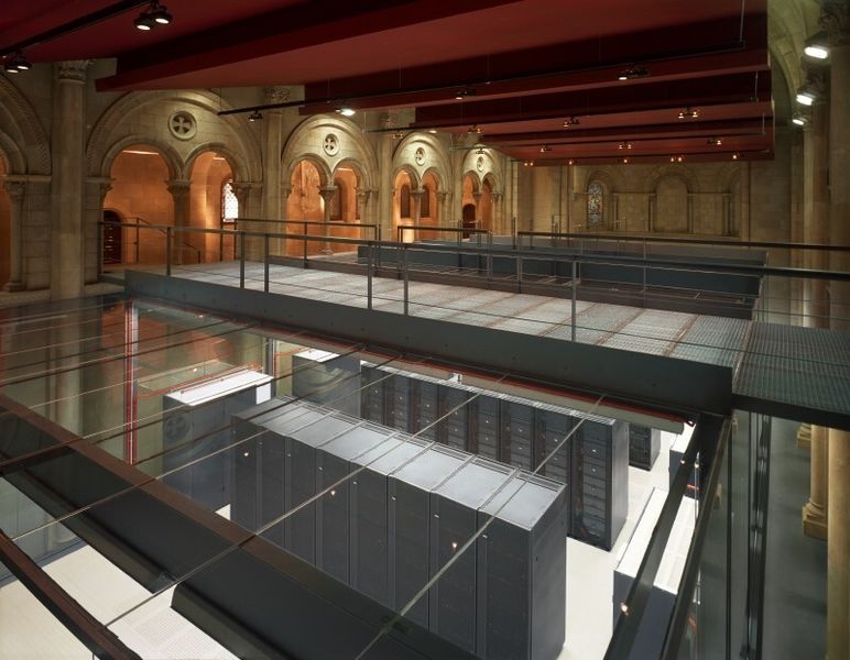 Marenostrum (lateinisch für „unser Meer“, eine alte Bezeichnung für das Mittelmeer) ist ein Supercomputer an der Universitat Politècnica de Catalunya in Barcelona. Der IBM-Cluster ist in eine säkularisierte Kapelle eingebaut und von hohen Glaswänden umgeben. (Barcelona Supercomputing Center)