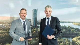 Sauber geflogen! Von links:  Thorsten Lange, Executive Vice President Renewable Aviation, Neste, und Frank Appel, CEO Deutsche Post DHL Group. DHL Express und Neste haben einen wichtigen Schritt zur Dekarbonisierung der Luftfahrtlogistik bekanntgegeben. Die beiden Unternehmen erweitern damit ihre Zusammenarbeit mit dem bisher größten SAF-Belieferungsauftrag für Neste an DHL Express. (Bild: Deutsche Post DHL Group)