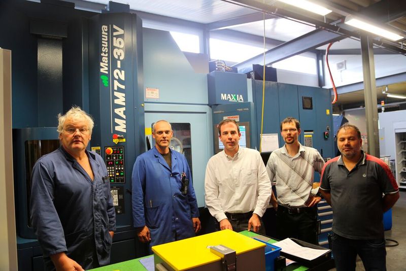 De gauche à droite : Messieurs Ferdinand Béguelin, metteur en train; Ivan Krähenbühl, metteur en train; Arnaud Zimmermann, directeur; Aloïs Nicolet, responsable R&D et Nuno Loureiro, responsable de la production. (Source : MSM)