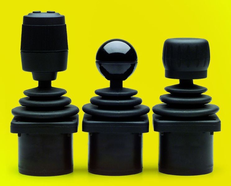 Für die Steuerung vieler Applikationen mit Servomotoren geeignet und im Bedienpanel platzsparend ist der vielseitige Joystick TRY10 (Archiv: Vogel Business Media)