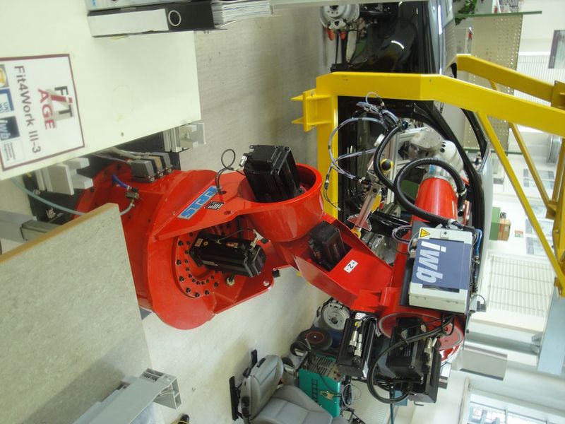 Roboterarm bei der Montage eines etwa 70 kg schweren Sitzes in ein Auto, so dass Arbeiter nicht durch diese Traglast und komplizierte Einfädelprozedur belastet werden. (Archiv: Vogel Business Media)