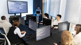 Workshop-Situation aus einem Fraunhofer-Seminar: In interaktiven Formaten diskutieren Teilnehmende praxisnahe Sicherheitsanforderungen und Zielkonflikte im Arbeitsalltag. (Bild: Copyright Fraunhofer IESE)