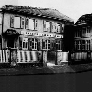 Die „Vereinigten Hüttenwerke“: Der erste Produktionsstandort in Lörrach-Stetten, in einer Collage aus den 50er Jahren