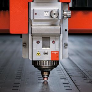 Mit der Flachbettlaseranlage «BySprintFiber» von Bystronic kann das Fertigungs-Center Zumbrunn nun auch bei dickeren Materialien einwandfreie Schnitte lasern.