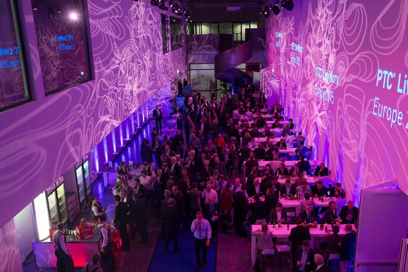 Der Tag geht, der Abend kommt – Networking und gesellige Runden standen auf dem Programm. (Bild: PTC)