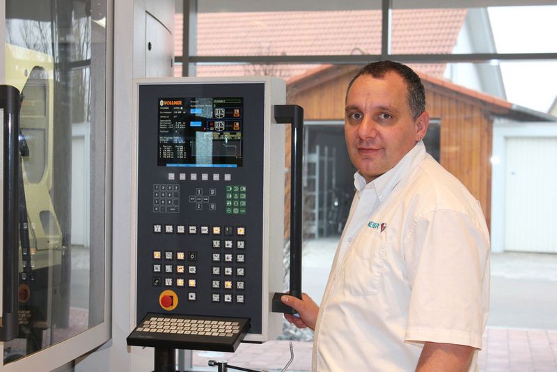 Bild 9: Betriebsleiter Armin Brodmann: „Seit Dezember haben wir zwei Werkzeugschleif- und Erodiermaschinen an eine Micropurfilteranlage angeschlossen und können klare Vorteile feststellen. Gegenüber der bisherigen Filtration über einen normalen Kerzenfilter ist das Dielektrikum sichtbar sauberer und die Bearbeitungsergebnisse von höherer Qualität.“  (Bild: Neher/Knoll)