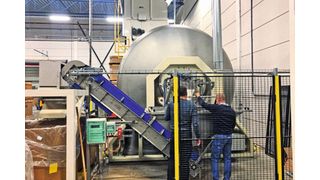 In diesem Mischer können 25.000 Liter, in diesem Fall 12 Tonnen oder über eine Milliarde Spinatsamen gemischt werden. (Bild: Lindor)