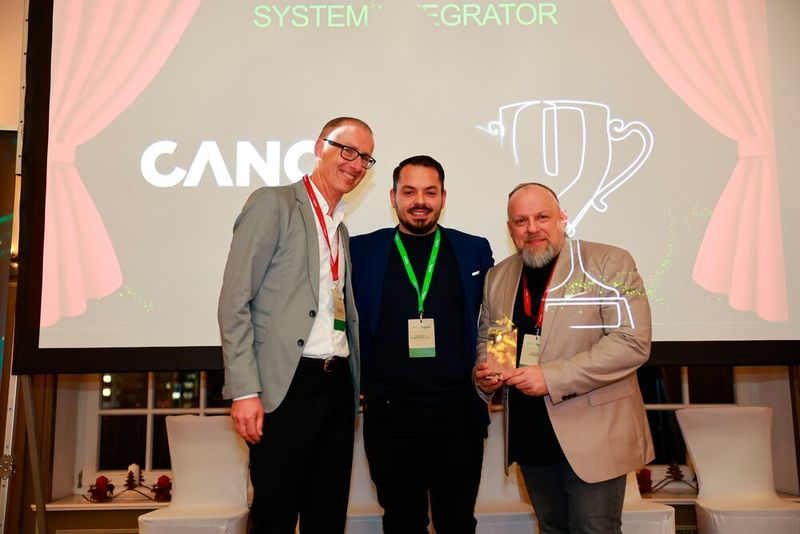 Michael Ostheimer (l.) und Timo Stein (r.) von Cancom sind stolz auf ihren Award als System Integrator 2025. (Bild: Schneider Electric)