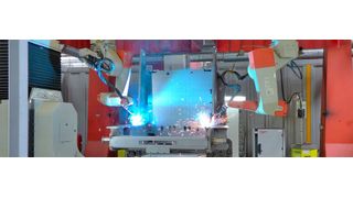 In der igm-Schweißzelle in Degernpoint schweißen zwei igm-Roboter gleichzeitig einen Fahrzeugrahmen. Damit stets in der qualitätssichernden Wannenlage geschweißt wird, ist der igm-Manipulator bei diesem Großteil zusätzlich mit einem Höhenfahrwerk ausgerüstet. (igm)