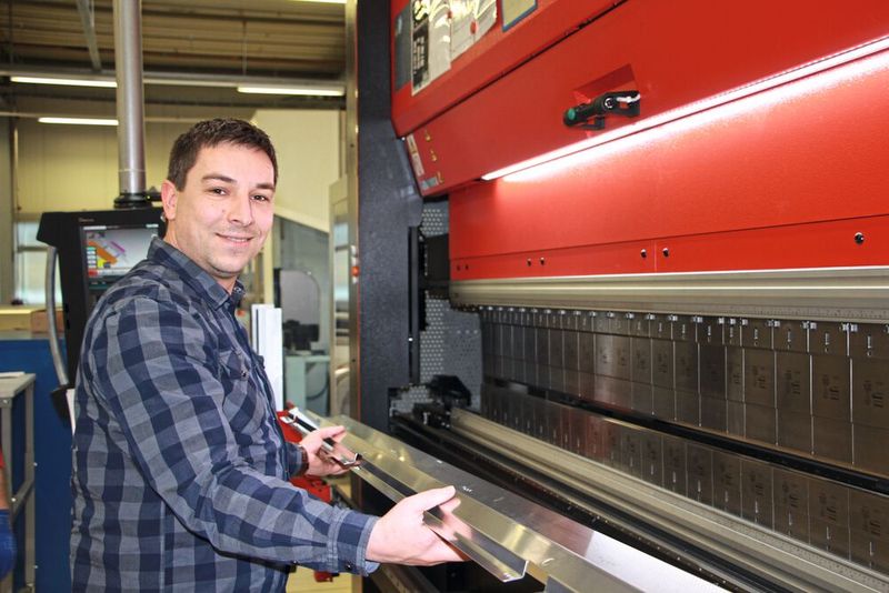 „Die Bewegung auf einem stetig wachsenden Markt erfordert eine hohe Fertigungstiefe, schlanke Prozesse und mehr Flexibilität in der eigenen Produktion“, sagt Christopher Franz, Leiter Mechanische Fertigung bei SBF Spezialleuchten. (Bild: Itasse)