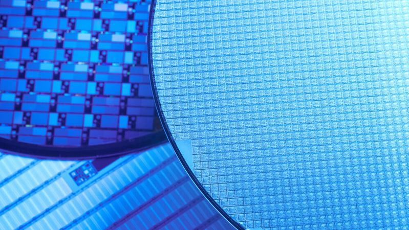 Fragile semiconductor supply chains — from concentrated fabs and toolmakers to constrained raw‑material suppliers — risk delaying renewable deployments and slowing the energy transition unless resilience measures are adopted.(Source: ©  Fotografos - stock.adobe.com)