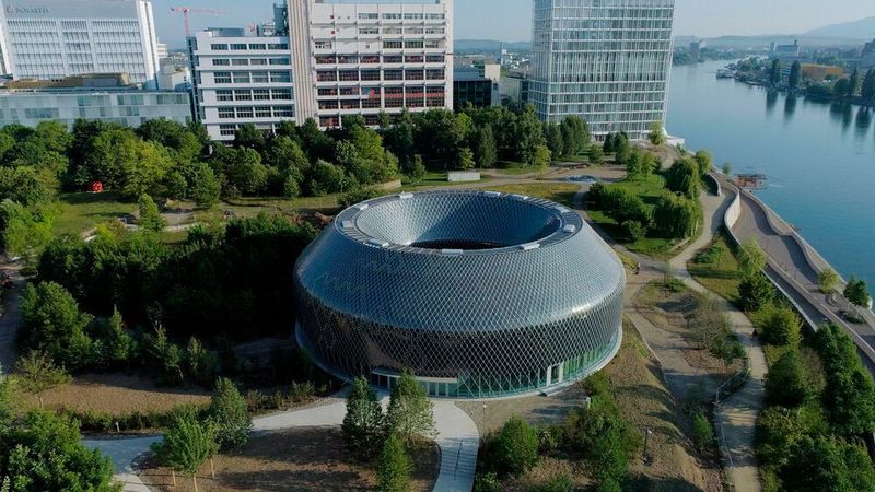 Das in Mailand ansässige Büro der Designarchitekten  AMDL Circle und Michele De Lucchi wurde nach einem internationalen Designwettbewerb, der 2017 von Novartis ausgeschrieben wurde, mit der Gestaltung des neuen Gebäudes beauftragt. Die Fassade besteht aus mehr als 10.000 rauten- und dreieckförmige Solarmodulen. (Bild: iart)