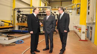 Besichtigten die Produktionslinie (v.l.): Wirtschaftsminister Dr. Reiner Haseloff, Ulf Hamann, Geschäftsführer Manuli Stretch Deutschland GmbH und Dr. Carlhans Uhle, Geschäftsführer der Investitions- und Marketinggesellschaft Sachsen-Anhalt.  (Bild: IMG)