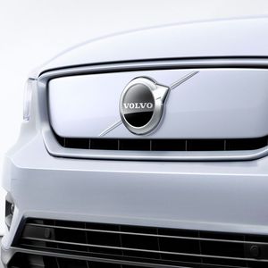 Vom Verbrenner unterscheidet sich der XC40 Recharge vor allem durch den besonderen Kühlergrill.(Bild:  Volvo)
