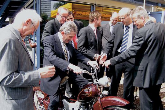 Diesmal der eigene Geburtstag. Zum 60. überraschten die Kollegen mit einer Simson, Baujahr 1961, dem Jahr, ab dem das Geburtstagskind offiziell ein solches Fahrzeug bewegen durfte. (Archiv: Vogel Business Media)