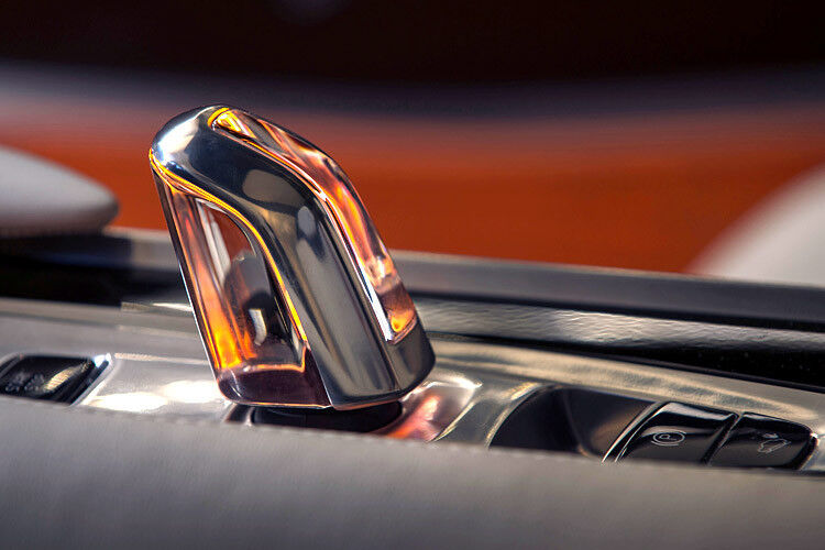 Kleine Design-Detail sind etwa der in orange schimmernde Kristall-Schalthebel von Orrefors/Kosta Boda, ... (Foto: Volvo)