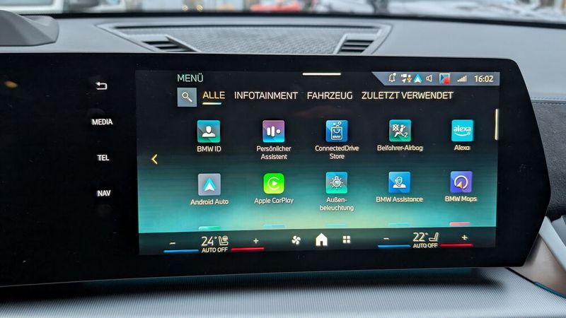 5. Die Bedienung: Mit ein wenig Übung findet man sich recht schnell auf dem zentralen Touchscreen zurecht. Umständlich in Untermenüs nach versteckten Funktionen suchen mussten wir nicht, zumal der Sprachassistent gute Dienste leistet, wenn man mal per Touchfunktion nicht weiter kommt. Das war beispielsweise bei der Suche nach der Heckscheibenheizung der Fall. (Bild: Mauritz – VCG)