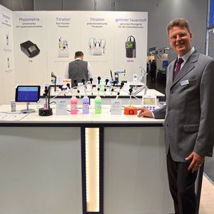 Dr. Dirck Lassen, Geschäftsführer von Hanna Instruments, präsentiert auf der Labvolution in Hannover die Bluetooth-kompatiblen pH-Elektroden aus der Halo-Serie.