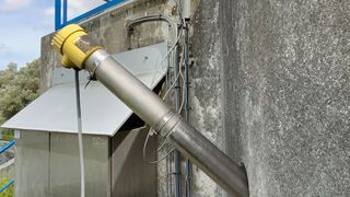 Sensoren in der Abwasseraufbereitung müssen sich nicht nur einfach montieren lassen, sondern dürfen sich anschließend im Betrieb weder von Vibration, Kondensat, Staub, Schmutz, Schlamm oder Faulgasen beeindrucken lassen. (Bild: Vega)