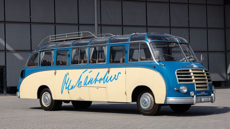 Einen der ersten Omnibusse mit einer selbsttragenden, in sich stabilen und hinreichend verwindungssteifen Karosserie entwickelte Otto Kässbohrer im Jahr 1951. Bei dieser Bauweise konnte auf einen Grundrahmen (Fahrgestell) verzichtet werden. Während bis zu diesem Zeitpunkt andere Konstrukteure von Bussen mit selbsttragender Bauweise noch nicht den Durchbruch geschafft hatten, wurde die Konstruktionsweise des Setra S 8 der Grundstein von Kässbohrers späterem Erfolg mit der Omnibusmarke Setra. (Bild: Daimler Truck AG)