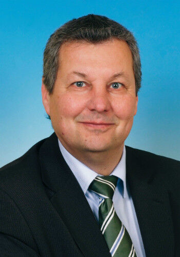 Michael Zimbal, Geschäftsführer Autohaus Hermann (Northeim): „Nach Probefahrten mit verschiedenen Anbietern muss ich ganz klar sagen: Der Zoe übertrifft meine Erwartungen. Durch die neuen Systeme für Heizung bzw. Klimaanlage und die Energierückgewinnung beim Bremsen oder Rollen ist ein stromsparendes Fahren ohne Komforteinbußen möglich. Die Erwartungen beim Absatz möchte ich nicht zu hoch ansiedeln, da es immer noch starke Vorbehalte bei den Menschen gibt. Realistisch erscheinen mir 40 bis 60 Fahrzeuge für dieses Jahr.“ (Foto: Unternehmen)