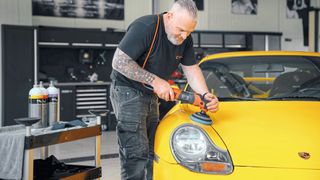 Fahrzeugaufbereiter und BFA-Vorstandsmitglied Sascha Grobe im Einsatz in seiner Fachwerkstatt.  (Bild: BFA)