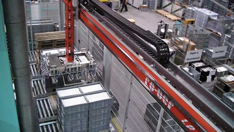 Flächenportalroboter FP 100 Omega von Rober sortiert und palettiert einzeln einlaufende Kisten und Deckel unterschiedlicher Größe mit einer Leistung von 600 Einheiten pro Stunde. (Bild: Rober)