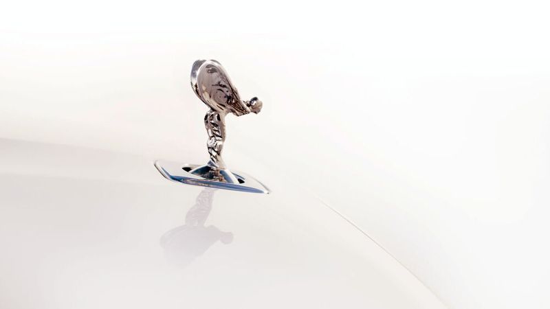Der neue Ghost hat kaum noch etwas mit dem Vorgänger gemein: „Die einzigen Komponenten, die wir vom ersten Ghost aus Goodwood übernahmen, sind die Spirit of Ecstasy und die Regenschirme“, sagte Rolls-Royce-Chef Torsten Müller-Ötvös. (Rolls-Royce)