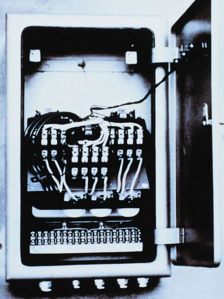 1961: Unternehmensgründung und Fertigung des AE Kompaktschranks: Mit der erstmals in Serie hergestellten Schaltschrankbaureihe AE begann 1961 der Erfolg des Unternehmens Rittal. (Rittal)