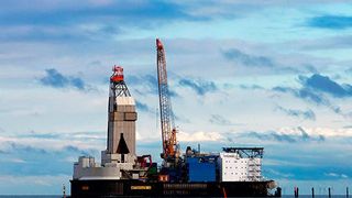 Das Offshore-Feld Mittelplate, an dem Wintershall gemeinsam mit Dea Deutsche Erdöl zu je 50 % beteiligt ist, stellt eine tragende Säule der Erdölförderung in Deutschland dar. Mehr als 34 Millionen Tonnen Erdöl wurden bereits aus der Lagerstätte gefördert. Damit Mittelplate auch in Zukunft einen wichtigen Beitrag zur heimischen Förderung leisten kann, haben Wintershall und Dea bereits 2017 eine weitere Bohrkampagne bis zum Jahr 2022 angestoßen. (BASF)