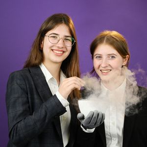 Katharina Austermann (18, links) und Charlotte Klar (18) aus Berlin gewannen den Preis des Bundeskanzlers für die originellste Arbeit. Sie gingen dem physikalischen Phänomen auf den Grund, dass pyrolytischer Grafit über schachbrettartig angeordneten Magneten schweben kann. Dabei gelang es ihnen experimentell nachzuweisen, dass die magnetischen Eigenschaften des Materials von der Temperatur abhängen.(Bild:  Stiftung Jugend forscht e V. / Max Lautenschläger)