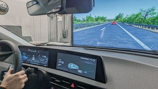 Die Bewegungen auf dem Prüfstand werden mit der Darstellung auf dem Bildschirm so perfekt synchronisiert, dass die Fahrerassistenzsysteme das Geschehen für eine reale Fahrt halten. (Bild: Rosenow – VCG)