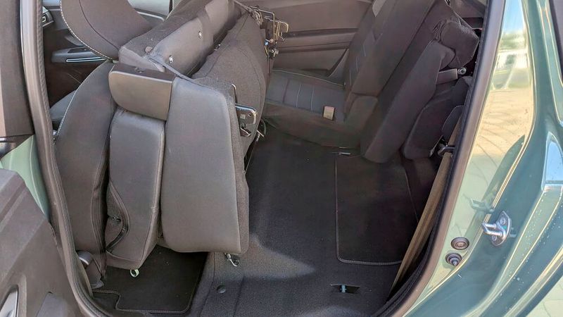 Beim Dacia lässt sich die Lehne umklappen, aber auch die Sitzfläche nach vorn klappen. So entsteht eine ebenfalls sehr große, aber nicht so ebene Ladefläche. Die Sitze der dritten Reihe müssen dazu aber ausgebaut werden – das geht jedoch relativ leicht. (Bild: Rosenow – VCG)