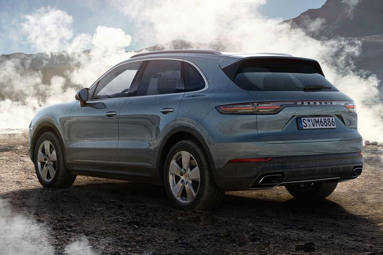 Die aktuelle dritte Generation des Cayenne teilt sich eine gemeinsame Plattform mit Q7 und dem Bentley Bentayga. Gebaut wird der Cayenne III nicht mehr im Porsche-Werk Leipzig, sondern gemeinsam mit Audi Q7 und VW Touareg in Bratislava. (Porsche)