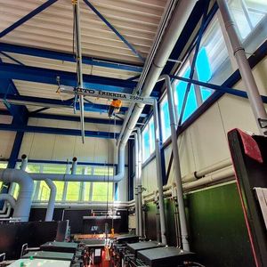 Installation unter bestehenden Sprinklerrohren.(Bild:  Kito)