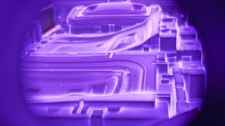 Blick in die Vakuumkammer, das Herzstück der PPDTM-Technologie: Kontinuierlich werden die großen Automobilpresswerkzeuge mit pulsierendem Plasma beschichtet. (Bild: Oerlikon Balzers)