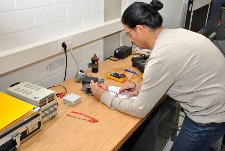 Auch klassische Elektrik-Standard-Prüfarbeiten an unterschiedlichen Bauteilen gehören zum Schulungsumfang. Entsprechend werden sie im Rahmen der praktischen Prüfung auch abgefragt. (Dominsky)