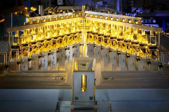 Für einen Quantencomputer, der gerade am 5. Physikalischen Institut der Universität Stuttgart entsteht, entwickelt das Fraunhofer ILT in Aachen ein höchst komplexes laseroptisches System.(Bild:  Fraunhofer ILT, Aachen / Ralf Baumgarten.)