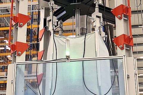 Hält der Sack? Auf der Interpack konnten sich Besucher von der Robustheit der Big Bags überzeugen, eine spezielle Testeinrichtung machte es möglich.(Bild:  Starlinger)